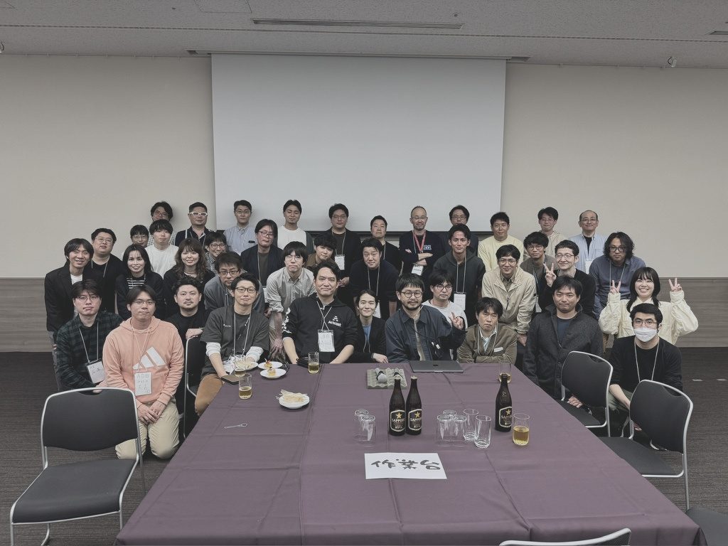 会議室に一堂に会した全社員の集合写真