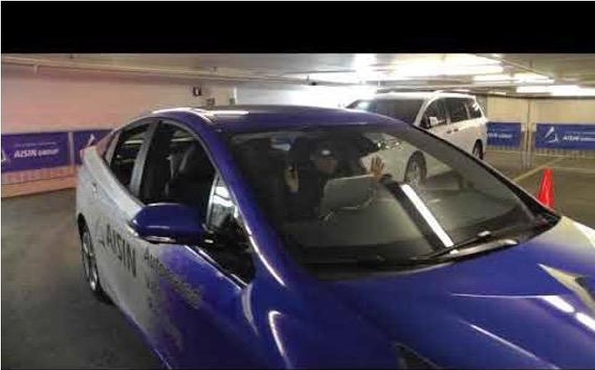 Low-speed autonomous-driving path planner under test, perceiving its surroundings through on-board and car-park cameras